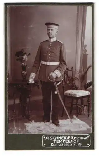 Fotografie A. Schneider, Tempelhof, Borussiastr. 19, Junger Soldat in Uniform