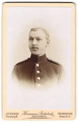 Fotografie Hermann Rohrbeck, Jüterbog, Planeberg 10, Portrait eines jungen Soldaten in Uniform