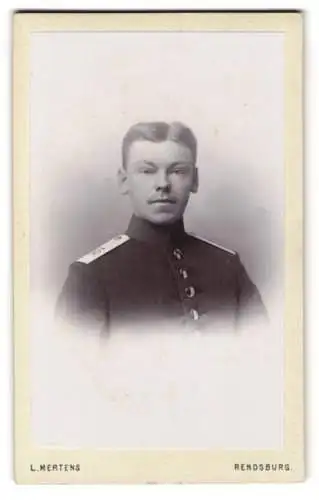 Fotografie L. Mertens, Rendsburg, Am Gymnasium, Soldat in Uniform