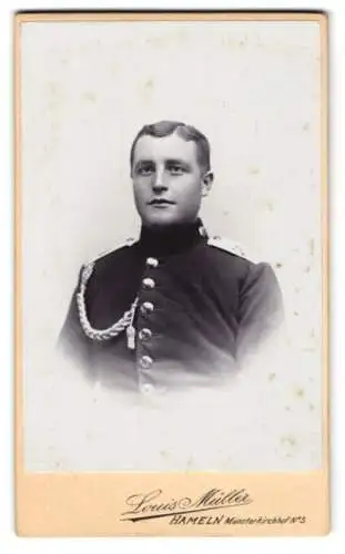 Fotografie Louis Müller, Hameln, Münsterkirchhof Nr. 5, Porträt eines Soldaten in Uniform