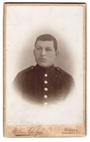 Fotografie Atelier Adolph, Kassel, Bahnhofstr. 9, Porträt eines jungen Soldaten in Uniform