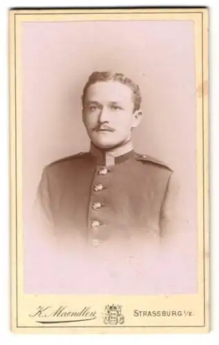 Fotografie K. Maendlen, Strassburg, Ecke des Nicolausrings, Porträt eines Soldaten in Uniform