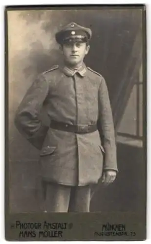 Fotografie Hans Möller, München, Augustenstr. 75, Porträt eines jungen Soldaten in Uniform