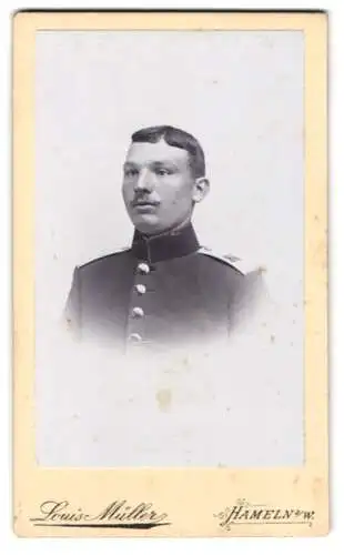 Fotografie Louis Müller, Hameln, Münsterkirchhof 5, Porträt eines Soldaten in Uniform