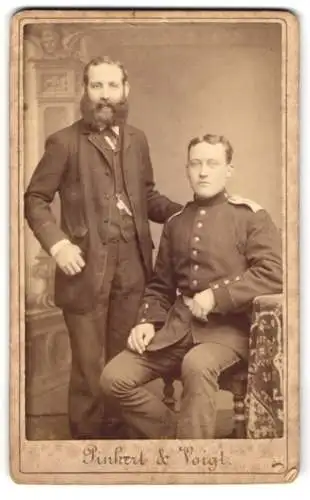 Fotografie Pinkert &amp Voigt, Berlin, Grosse Friedrichstrasse 113, Soldat in Uniform und Herr im Anzug