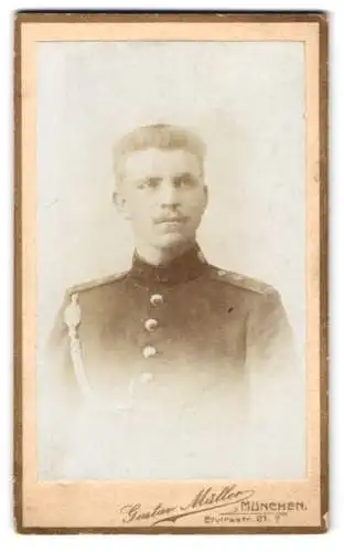 Fotografie Gustav Müller, München, Elvirastr. 21, Porträt eines Soldaten in Uniform