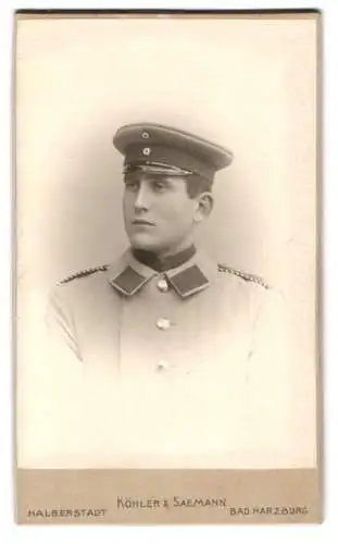 Fotografie Köhler &amp Saemann, Halberstadt, Heinrich Juliusstr. 8, Porträt eines jungen Soldaten in Uniform