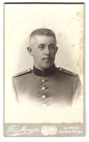 Fotografie Ferdinand von Manger, Leipzig, Dorotheen-Passage, Porträt eines jungen Soldaten in Uniform