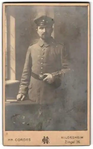 Fotografie Hr. Cordes, Hildesheim, Zingel 36, Porträt eines Soldaten in Uniform