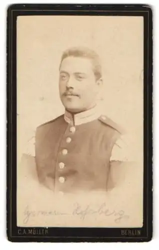 Fotografie C.A. Müller, Berlin, Chaussee Str. 40, Portrait eines Soldaten in Uniform