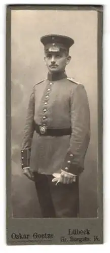 Fotografie Oskar Goetze, Lübeck, Gr. Burgstr. 15, Porträt eines Soldaten in Uniform