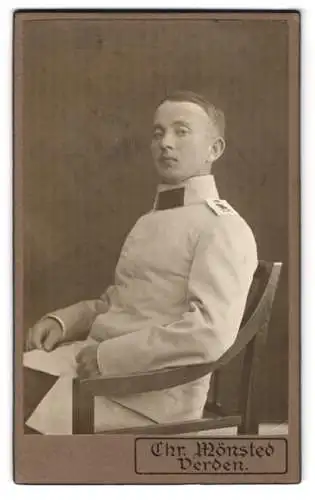 Fotografie Chr. Mønsted, Verden, Junger Soldat in Uniform