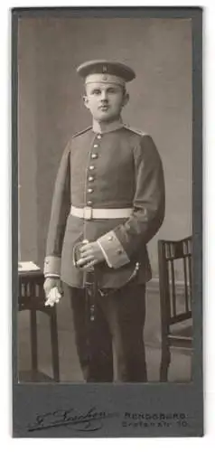 Fotografie F. Leschen, Rendsburg, Grafenstr. 10, Portrait eines Soldaten in Uniform