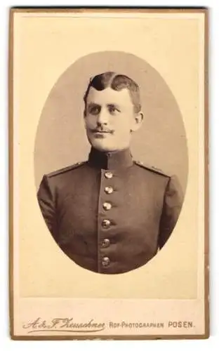 Fotografie A. &amp F. Zeuschner, Posen, Wilhelm-Strasse 5, Porträt eines Soldaten in Uniform