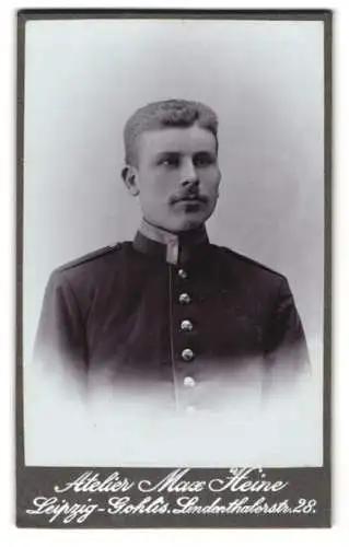 Fotografie Max Heine, Leipzig-Gohlis, Lindenthalerstr. 28, Porträt eines jungen Soldaten in Uniform