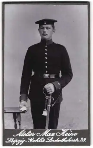 Fotografie Max Heine, Leipzig-Gohlis, Lindenthalerstrasse 28, Porträt eines Soldaten in Uniform