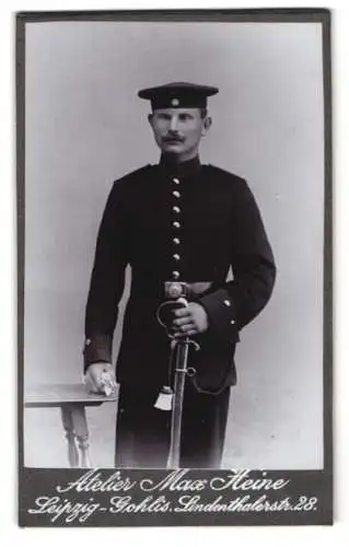 Fotografie Max Heine, Leipzig-Gohlis, Lindenthalerstrasse 28, Porträt eines Soldaten mit Säbel