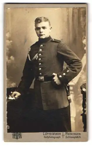 Fotografie L. Otto Weber, Meiningen, Schlossplatz 6, Porträt eines jungen Soldaten in Uniform