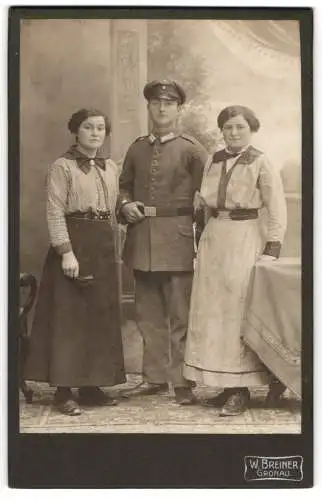 Fotografie W. Breiner, Gronau, Gruppenportrait mit Soldat in Uniform