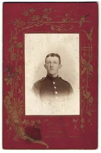 Fotografie V. Händle, Tübingen, Porträt eines jungen Soldaten in Uniform