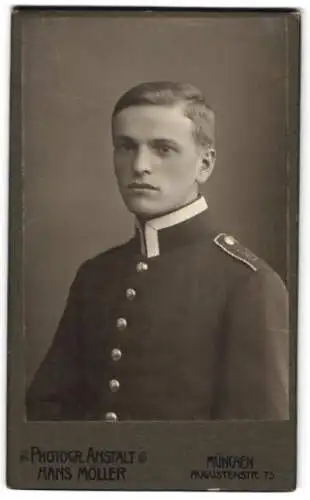 Fotografie Hans Möller, München, Augustenstrasse 75, Porträt eines Soldaten in Uniform