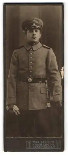 Fotografie Max Seifert, Freiberg, Poststrasse 11, Porträt eines Soldaten in Uniform