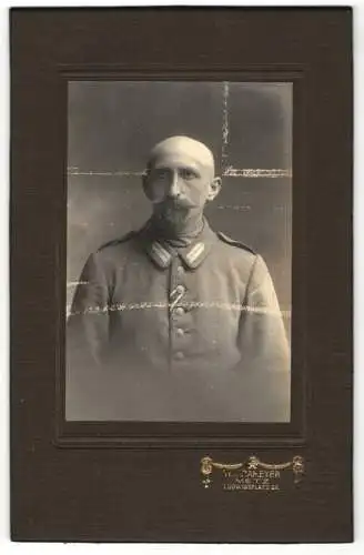 Fotografie Tr. Krameyer, Metz, Ludwigsplatz 34, Porträt eines Soldaten in Uniform