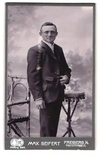 Fotografie Max Seifert, Freiberg, Poststrasse 11, Eleganter Herr im Anzug