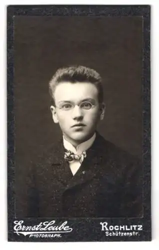 Fotografie Ernst Leube, Rochlitz, Schützenstr., Porträt eines jungen Mannes mit Brille