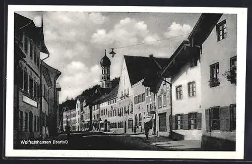 AK Wolfratshausen (Isartal), Blick auf Strassenpartie mit Kirche