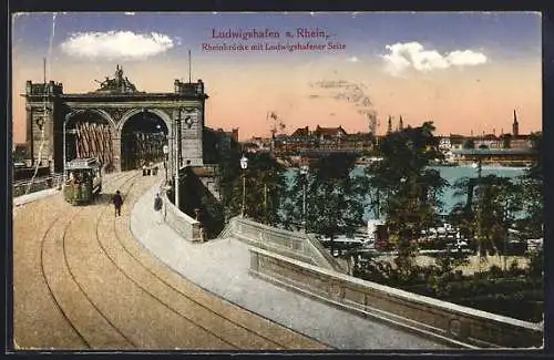 AK Ludwigshafen, Rheinbrücke mit Strassenbahn und Ludwigshafener Seite