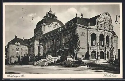 AK Freiburg i. Br., Strassenpartie mit Stadttheater