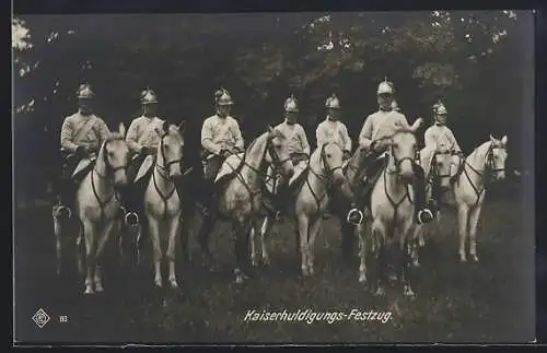 AK Wien, Kaiserhuldigungs-Festzug, Soldaten in Uniform mit Pickelhaube zu Pferde