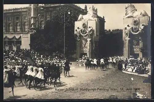 AK Wien, Reiter durchqueren das Festtor, Kaiser-Jubiläums-Huldigungs-Festzug 1908