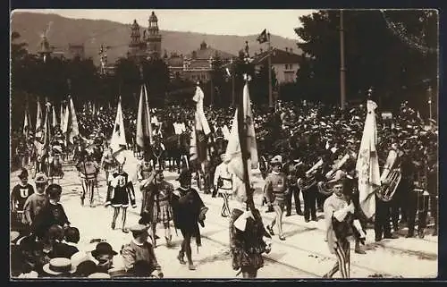 AK Fahnenträger in zeremoniellen Uniformen beim Kaiserhuldigungs-Festzug