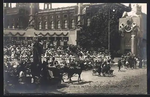 AK Wien, Umzugswägen passieren eine Zuschauertribüne, Kaiser-Jubiläums-Huldigungs-Festzug 1908