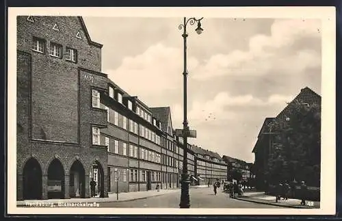 AK Rendsburg, Bismarckstrasse mit Passanten