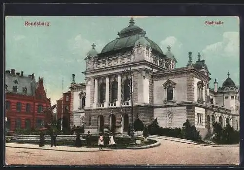 AK Rendsburg, Stadthalle mit Strassenpartie