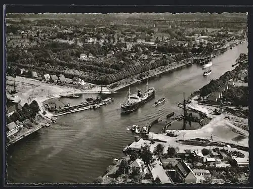 AK Rendsburg, Uferpartie mit Dampfer, Fliegeraufnahme