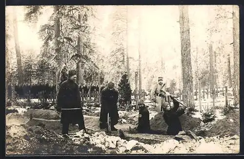 Foto-AK Kriegsgefangene heben Gräber aus