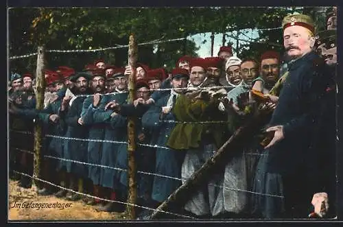 AK Kriegsgefangene hinter einem Stacheldrahtzaun