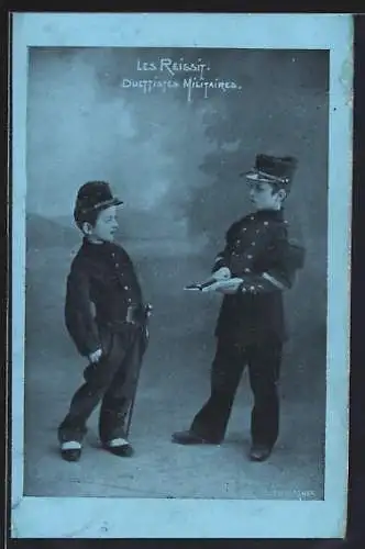 AK Zwei Jungen in Soldatenuniformen, Kinder Kriegspropaganda