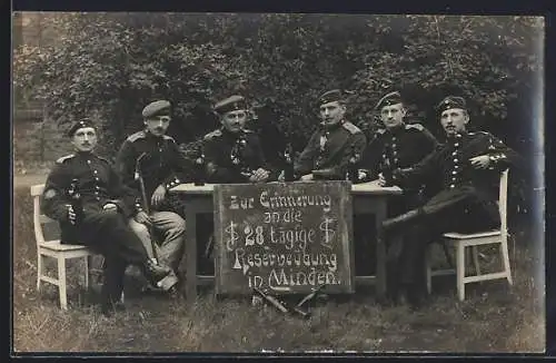 Foto-AK Minden, Reservisten trinken Bier, Erinnerung an die 28-tägige Reserveübung