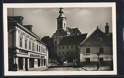 AK Gross Siegharts /N. D., Ortspartie mit Kaufhaus und Kirche