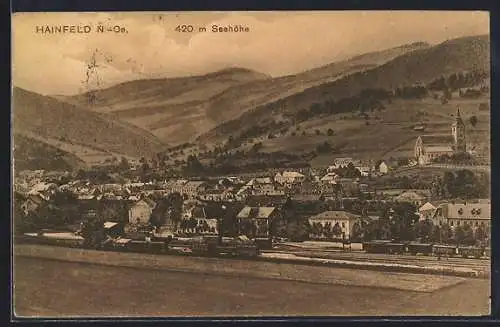 AK Hainfeld /N.-Ö., Ortsansicht mit Kirche und Bergpanorama