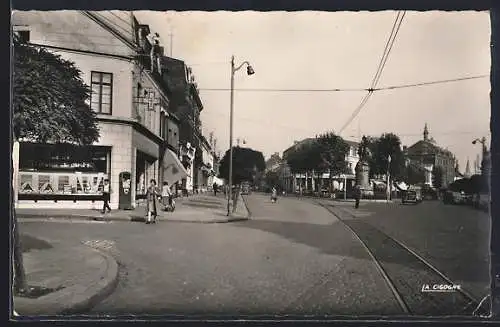 AK Denain, Rue animée avec tramway et boutiques