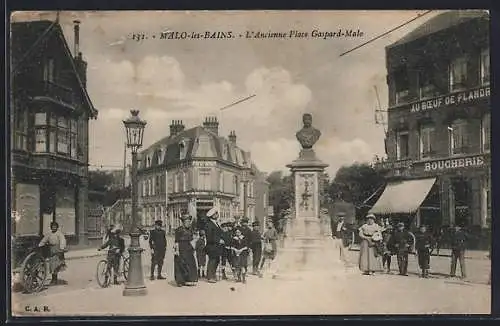 AK Malo-les-Bains, L`Ancienne Place Gaspard-Malo avec statue et passants