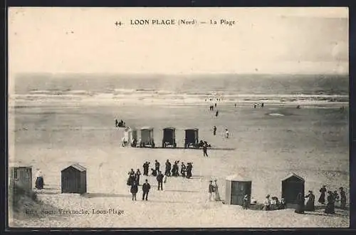 AK Loon-Plage, La plage avec cabines et promeneurs