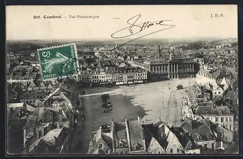 AK Cambrai, Vue panoramique de la place animée avec bâtiments historiques