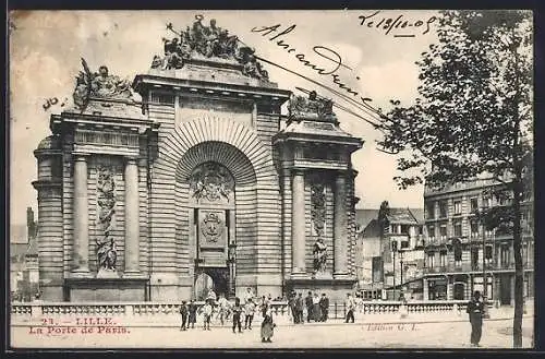 AK Lille, La Porte de Paris avec des passants sur la place